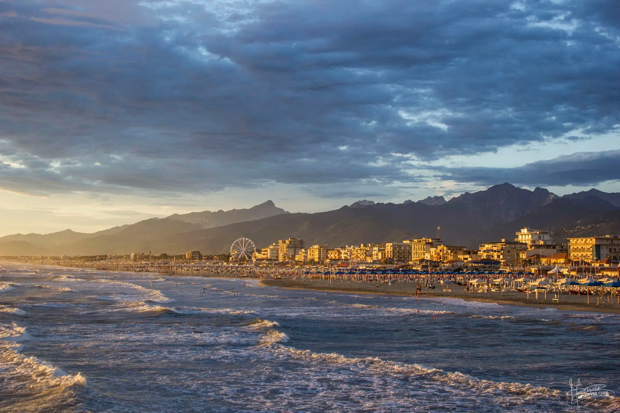 Photograph of the beach of Viareggio, in Italy
