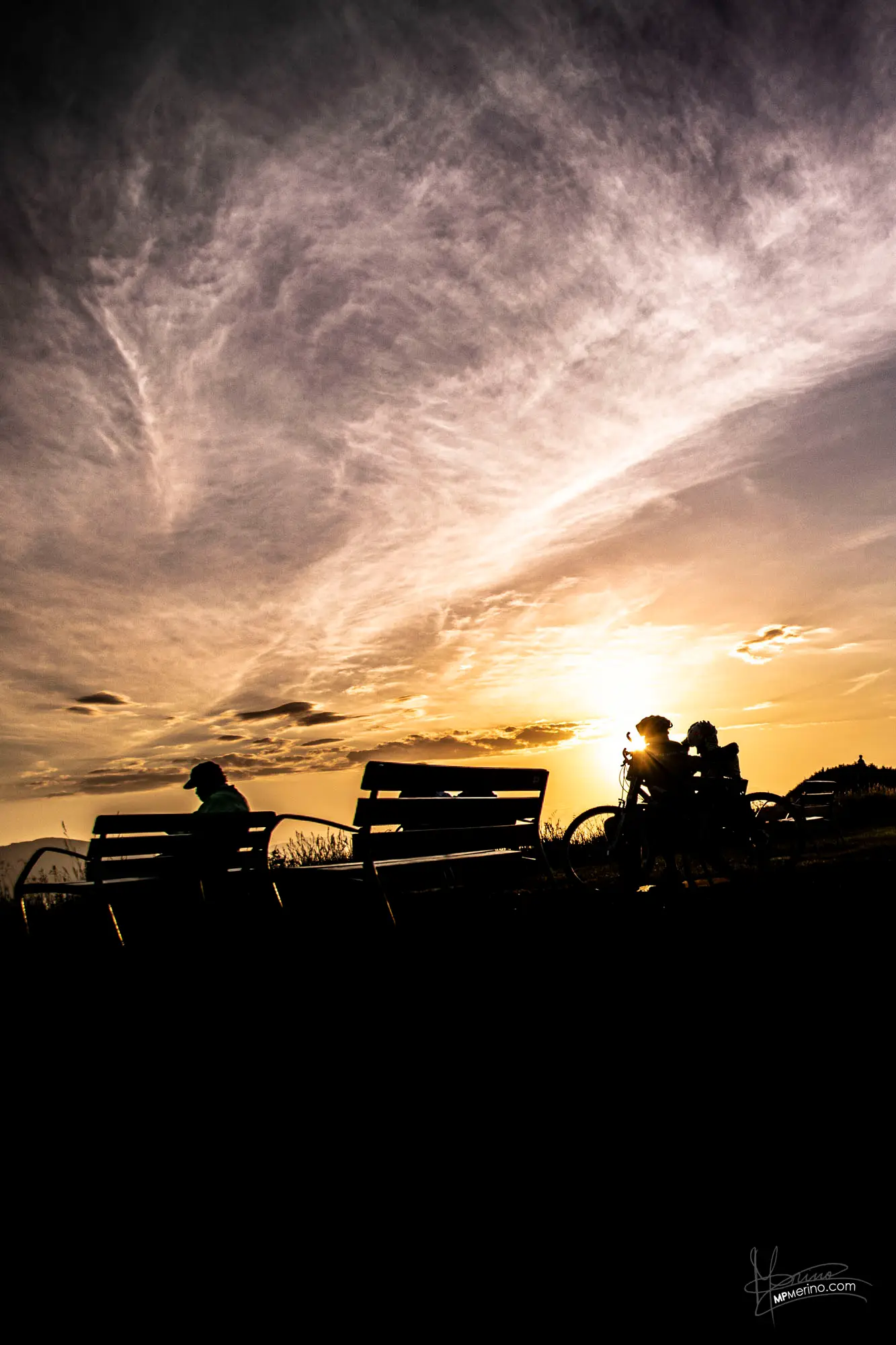 Photograph of the silhouette of cyclists in the area of Arrigunaga, in the Basque Country